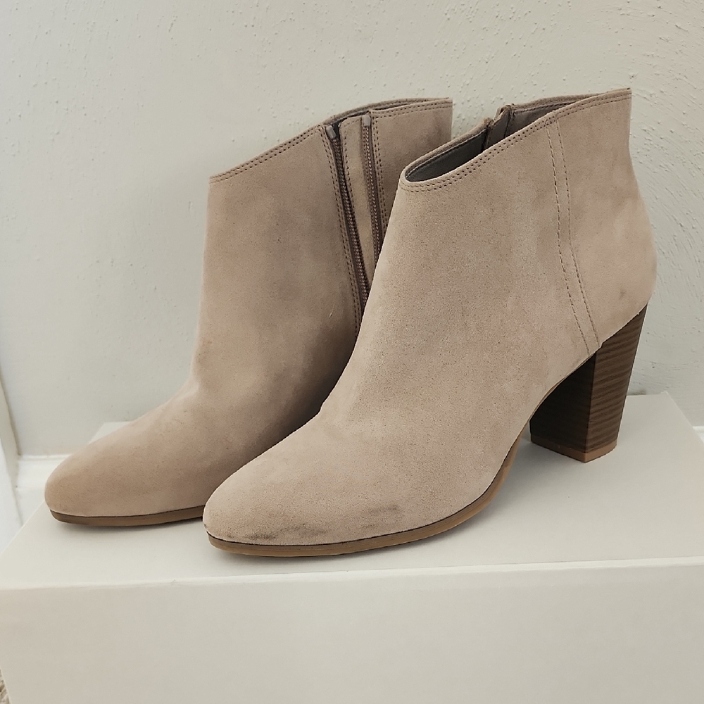 Old Navy Cream Ankle Boots with Chunky Heel and Slip-On Design - Picture 5 of 5